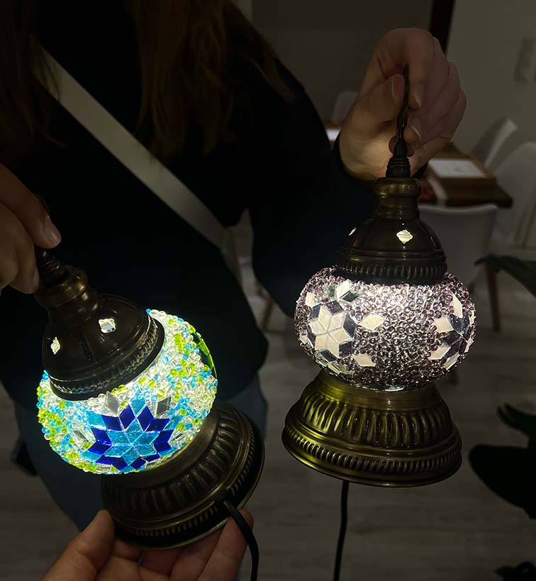 Teilnehmerin gestaltet Mosaiklampe im Orient Art Studio Berlin